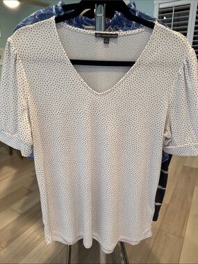 Adrienne Vittadini White Short Sleeve V-Neck Dot Print Top